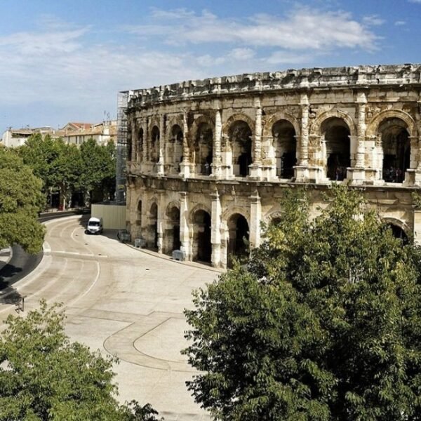 Photo d'un côté des Arènes de Nîmes dans le Gard en Occitanie à Nîmes