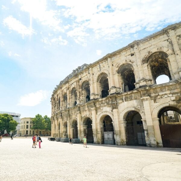 Photo d'un côté des Arènes de Nîmes dans le Gard en Occitanie à Nîmes