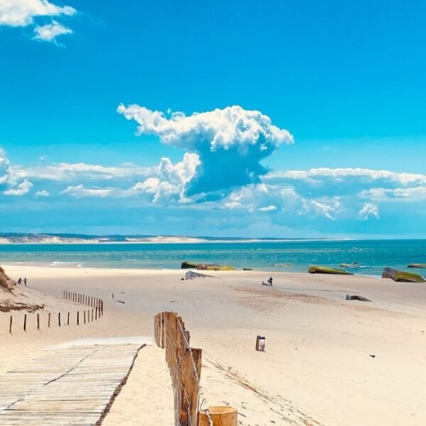 Ponton qui amène sur une plage à proximité du Domaine du Ferret en Gironde en Nouvelle-Aquitaine à Lège-Cap-Ferret