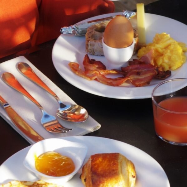 Assiette du petit déjeuner du Domaine du Ferret en Gironde en Nouvelle-Aquitaine à Lège-Cap-Ferret