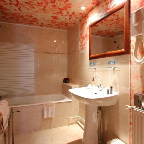 Salle de bain d'une des chambres de l'HÔTEL DE LA BRETONNERIE à Paris en île de France