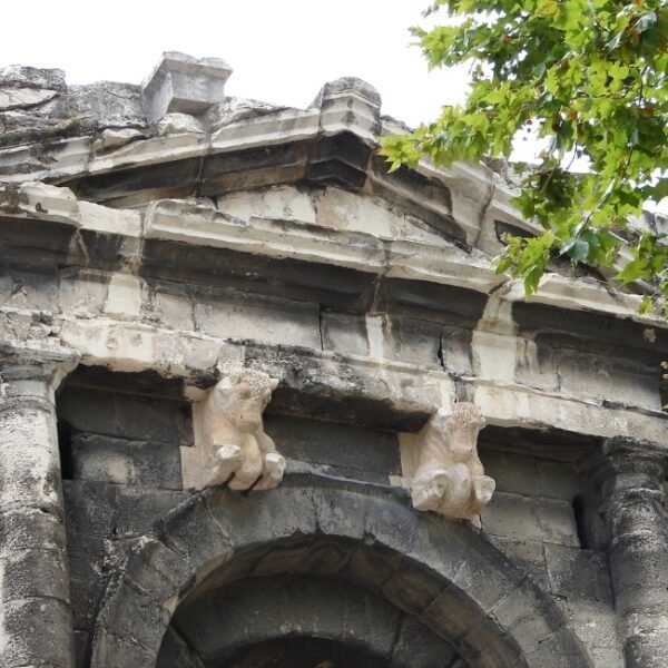 Les taureaux, symboles sur l'entrée principales des Arènes de Nîmes dans le Gard en Occitanie à Nîmes