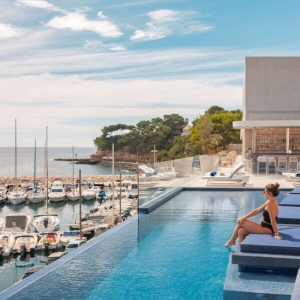 Piscine à débordement avec vue sur la Méditerranée et du port du Bleu Hôtel & Spa dans les Bouches-du-Rhône en Provence-Alpes-Côte d'Azur à Carry-le-Rouet