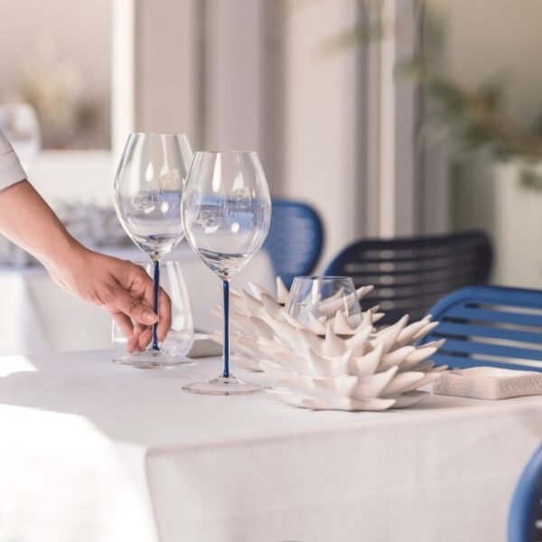 Dressage d'une table du restaurant "L'oursin" en terrasse avec vue sur la Méditerranée du Bleu Hôtel & Spa dans les Bouches-du-Rhône en Provence-Alpes-Côte d'Azur à Carry-le-Rouet