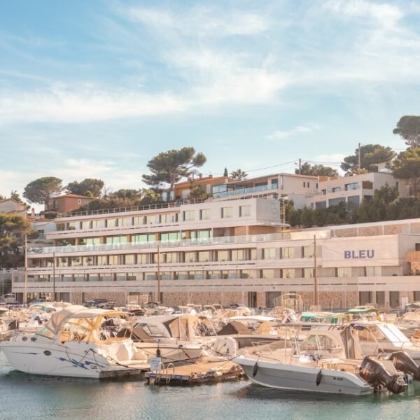 Port devant la façade du Bleu Hôtel & Spa dans les Bouches-du-Rhône en Provence-Alpes-Côte d'Azur à Carry-le-Rouet