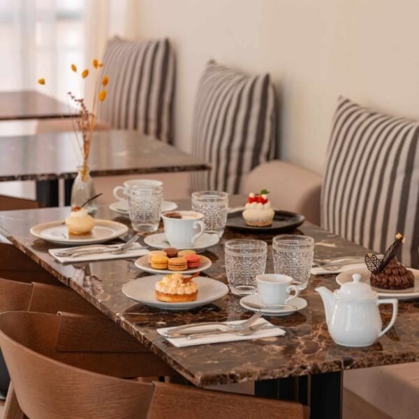 Table pour prendre un café et des pâtisseries de l'Hôtel Liautaud dans les Bouches-du-Rhône en Provence-Alpes-Côte d'Azur à Cassis