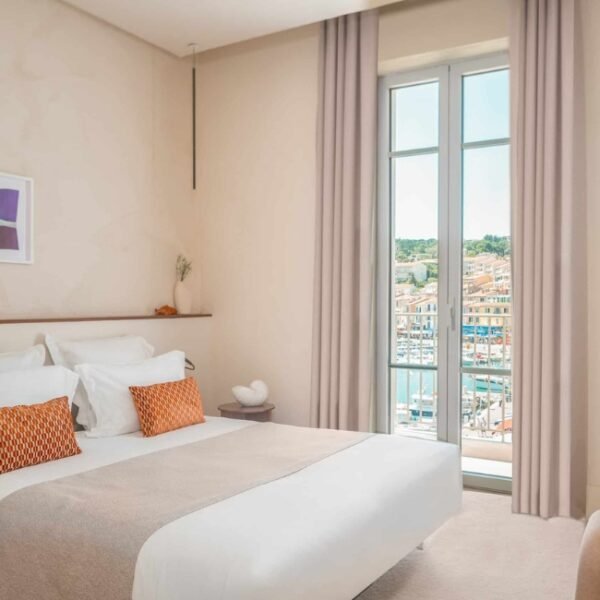 Chambre double d'une suite avec vue sur la merde l'Hôtel Liautaud dans les Bouches-du-Rhône en Provence-Alpes-Côte d'Azur à Cassis