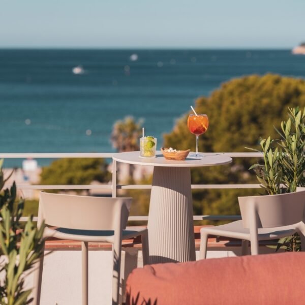 Terrasse en face de la méditerranée en face de l'Hôtel Liautaud dans les Bouches-du-Rhône en Provence-Alpes-Côte d'Azur à Cassis