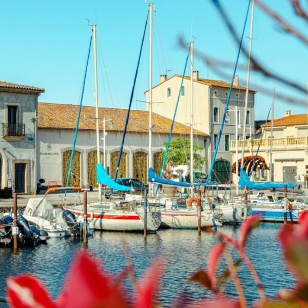 Port de Marseillan à La Maison Noilly Prat dans l'Hérault en Occitanie à Marseillan