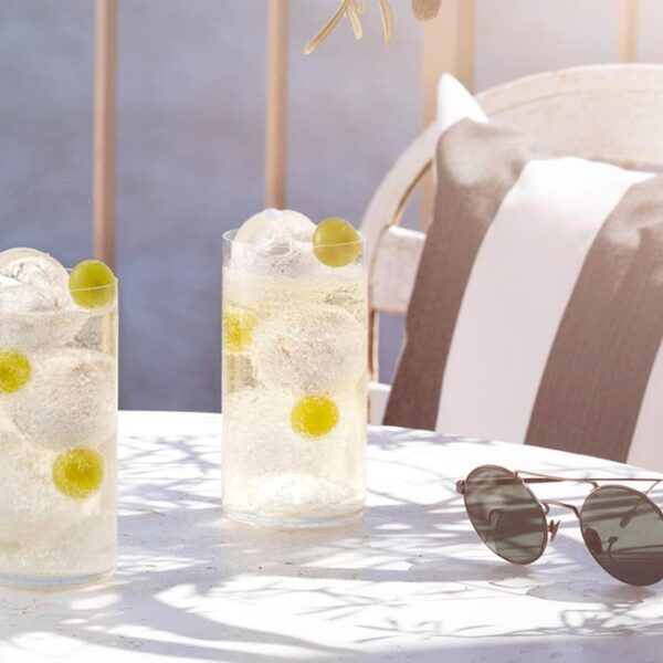 Table avec deux cocktails sur une table ensoleillée à La Maison Noilly Prat dans l'Hérault en Occitanie à Marseillan