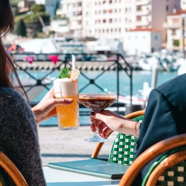 Terrasse où prendre un verre en face du port de Cassis de l'Hôtel Liautaud dans les Bouches-du-Rhône en Provence-Alpes-Côte d'Azur à Cassis