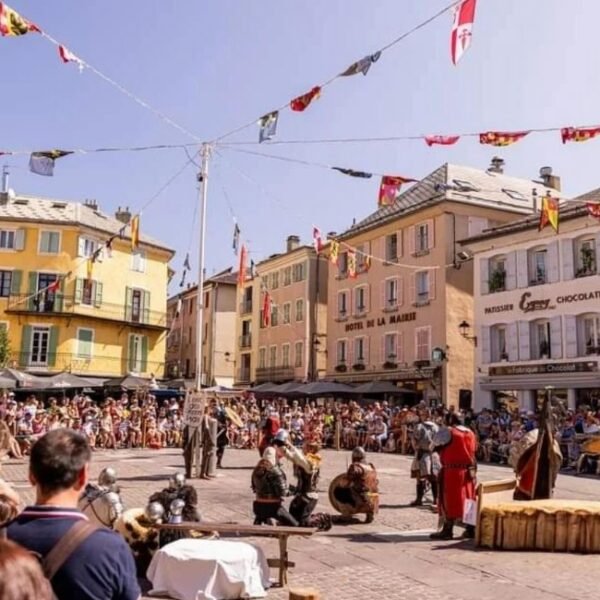 Fète dans la ville d'Embrum pendant un séjour au Logis Hôtel de la Mairie *** à Embrum dans les Hautes-Alpes en Provence-Alpes-Côte d'Azur