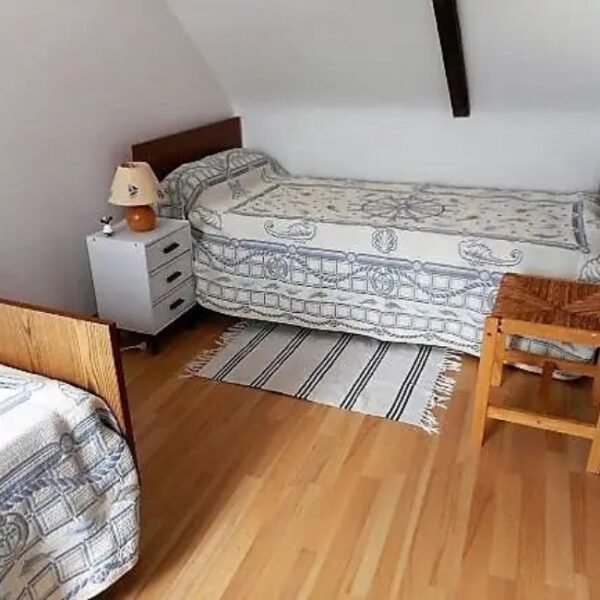Chambre deux lits simples du gîte de Kervalo, moderne et confort pour 4 en Côtes-d'Armor en Bretagne à Pontrieux