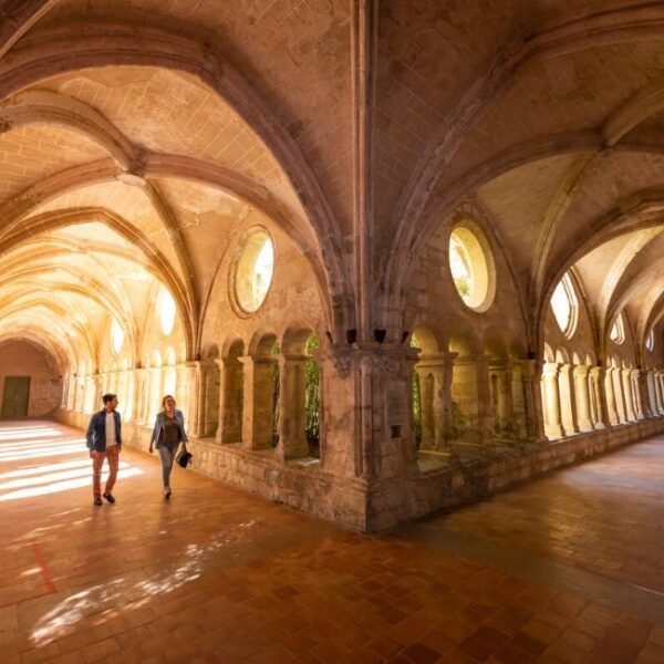 Couloir extérieur et Architecture de l'Abbaye de Valmagne dans Hérault en Occitanie à Villeveyrac