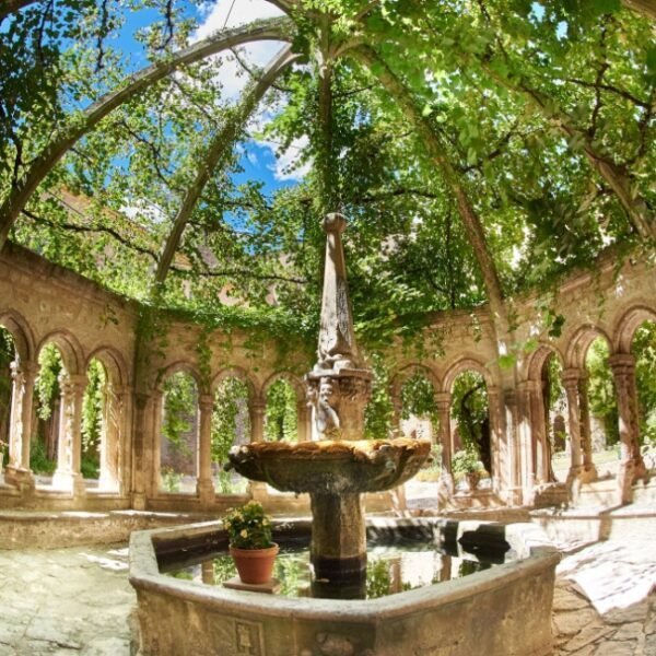 Fontaine dans le jardin de l'Abbaye de Valmagne dans Hérault en Occitanie à Villeveyrac