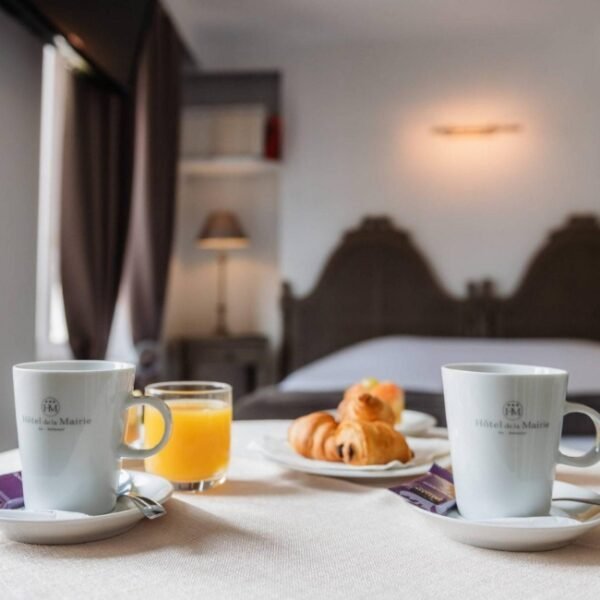 Service du petit déjeuner en chambre du Logis Hôtel de la Mairie *** à Embrum dans les Hautes-Alpes en Provence-Alpes-Côte d'Azur