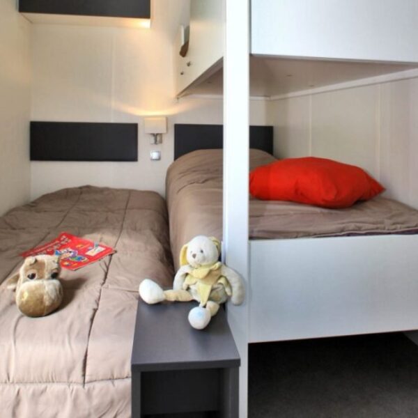 Chambre 3 lits simple dont deux lits superposés de l'hébergement mobil home familial du camping Les Ventoulines dans la Dordogne Dordogne en Nouvelle Aquitaine à Domme