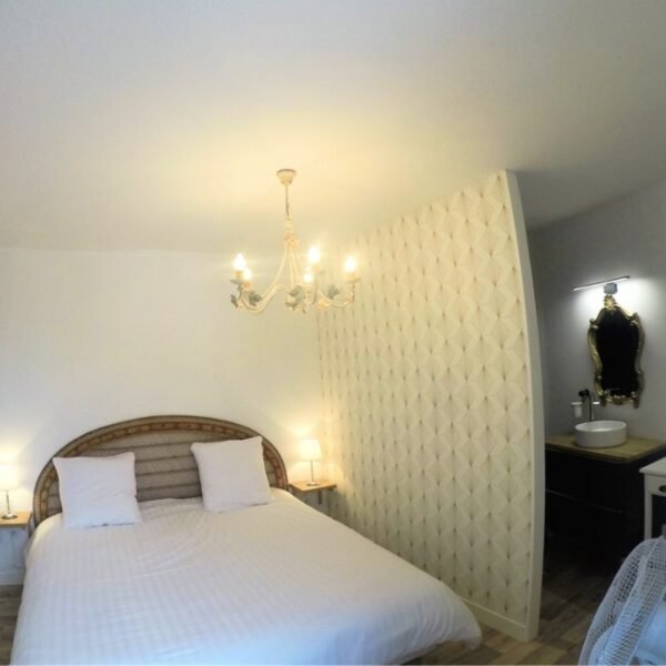 Suite chambre double blanche en haut avec salle de bain privative AU CLOS DES ORMES en Bourgogne en Saône-et-Loire à Dompierre-les-Ormes