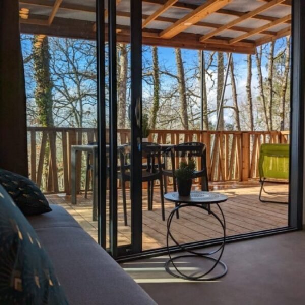 Salon et véranda sur la terrasse d'un hébergement familial du camping Les Ventoulines dans la Dordogne Dordogne en Nouvelle Aquitaine à Domme