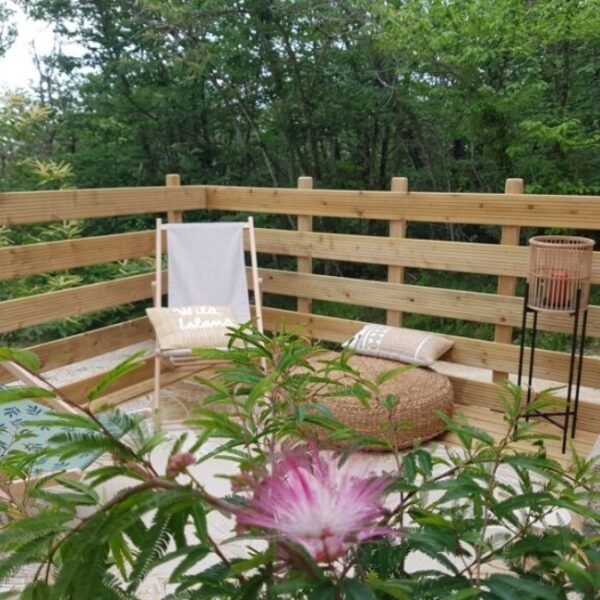 Terrasse et salon de jardin d'un hébergement du camping Les Ventoulines dans la Dordogne Dordogne en Nouvelle Aquitaine à Domme