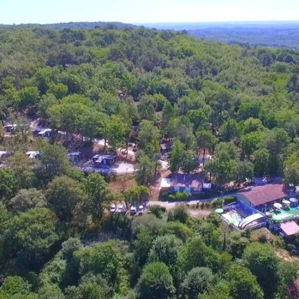 Vue depuis le ciel du camping Les Ventoulines dans la Dordogne Dordogne en Nouvelle Aquitaine à Domme