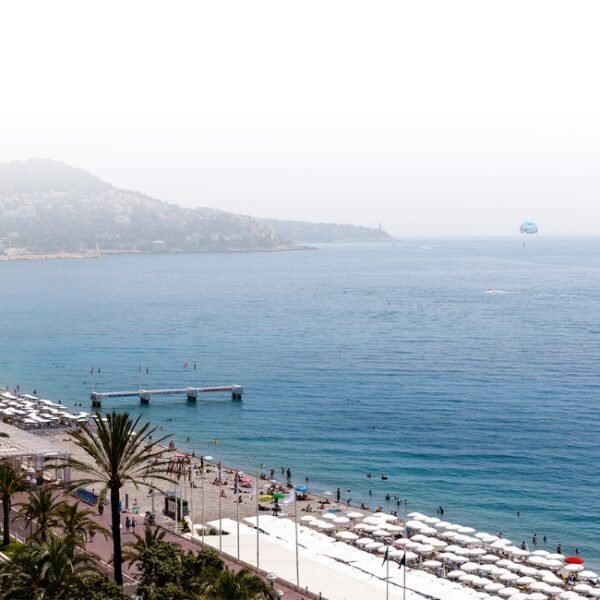 Vue sur la mer et la promenade des anglais de l'Hôtel West End Nice à Nice dans les Alpes-Maritimes en Provence-Alpes-Côte d'Azur