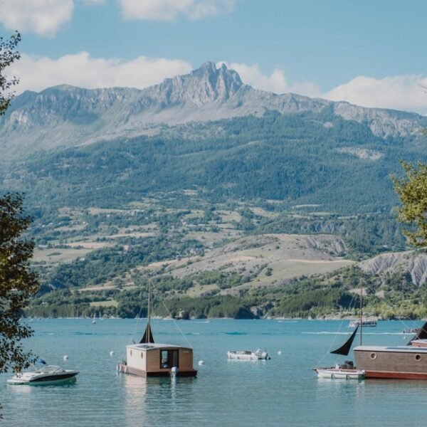 Photos du lac et des montagnes en fond où sont disposées les Toues Cabanées du Lac dans les Hautes-Alpes en Provence-Alpes-Côte d'Azur à Le Sauze-du-Lac