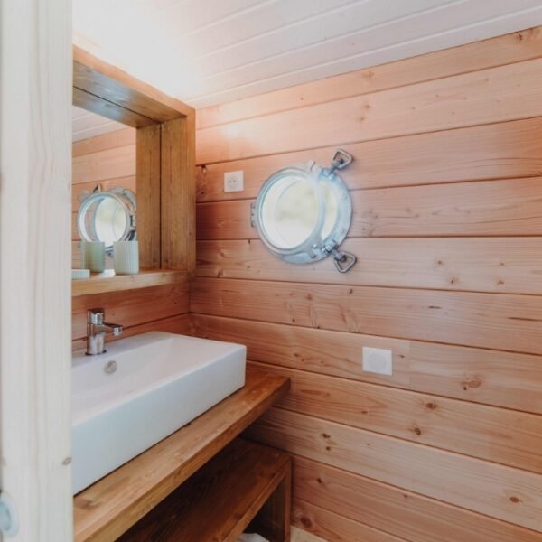 Salle de bain de l'une des Toues Cabanées du Lac dans les Hautes-Alpes en Provence-Alpes-Côte d'Azur à Le Sauze-du-Lac