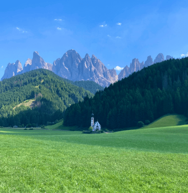 Petite église blanche dans la vallée montagneuse Val di Funès dans le Tyrol du Sud en Italie