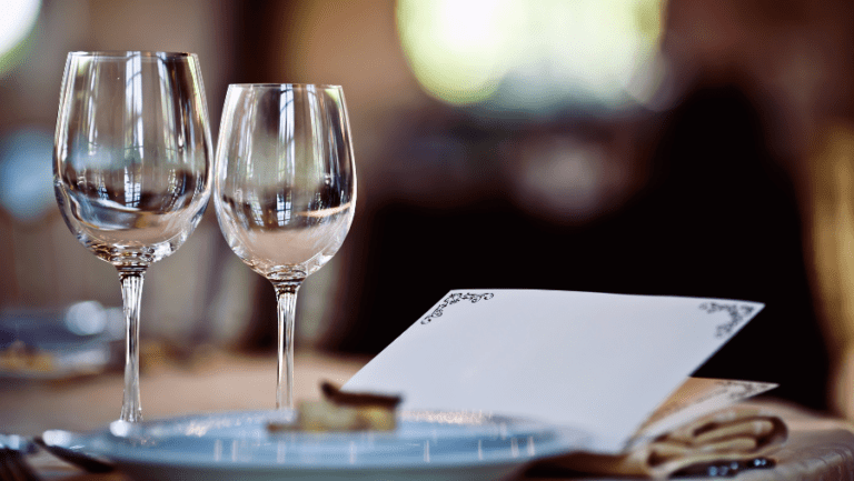 Deux verres sur une table de restaurant qui accepte les chiens