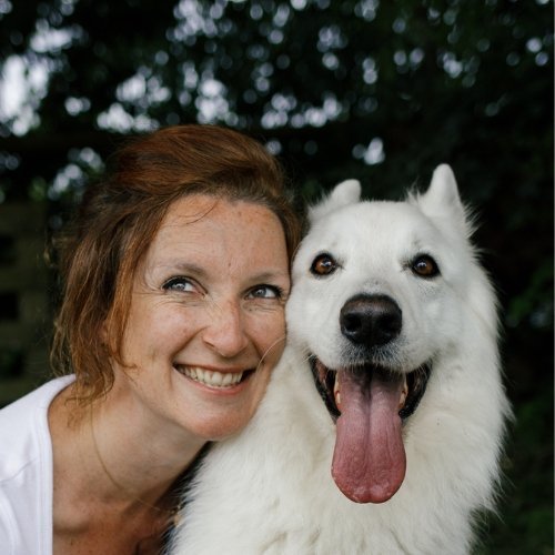 Stéphanie et son chien Pokki, fondatrice de Pokki Travels