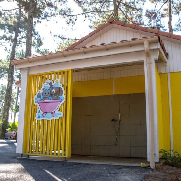 Douche pour chien au Camping Le Vieux Port dans les Landes sur la Cote Atlantique à Messanges