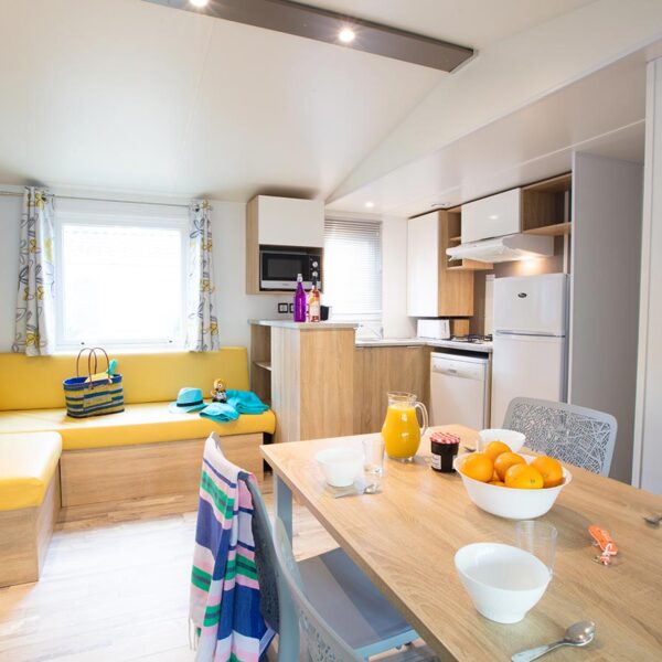 Espace séjour et cuisine d'un mobilhome au Camping Le Vieux Port dans les Landes sur la Cote Atlantique à Messanges