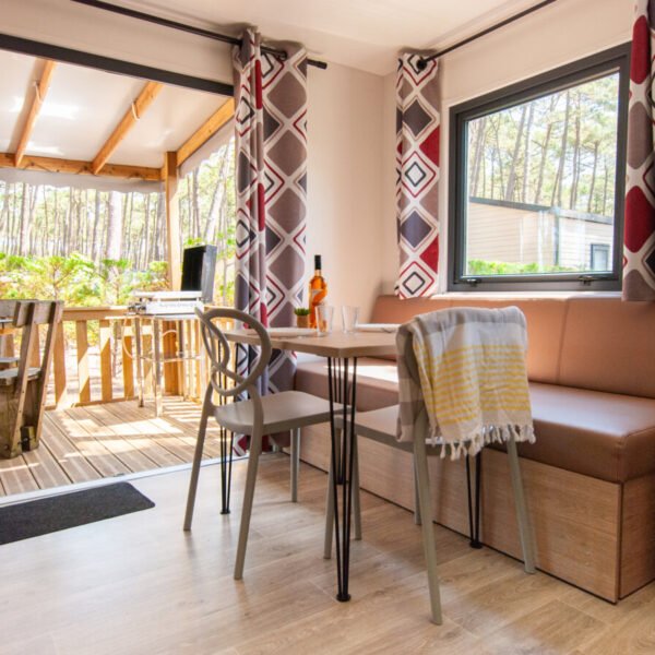 Coin repas avec vue sur la terrasse d'un mobilhome au Camping Le Vieux Port dans les Landes sur la Cote Atlantique à Messanges