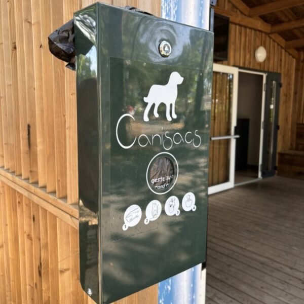 Distributeur de canisacs du Camping Le Vieux Port dans les Landes sur la Cote Atlantique à Messanges
