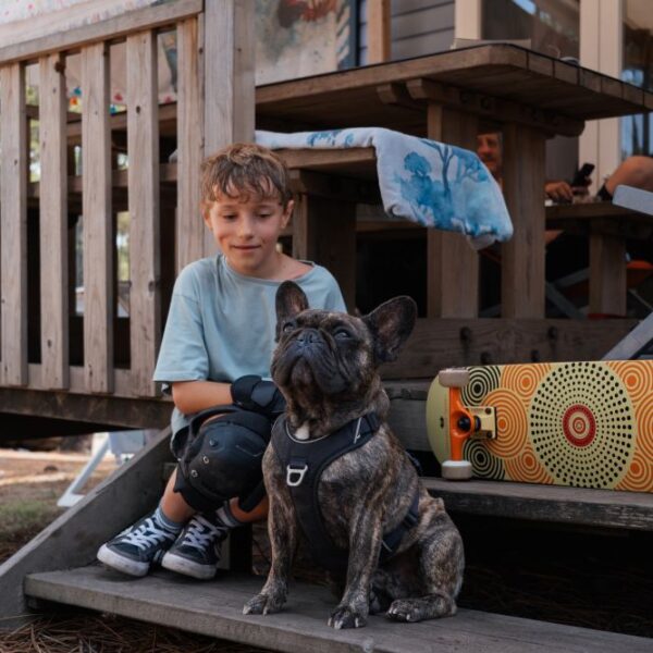 Enfant avec son chien au Camping Le Vieux Port dans les Landes sur la Cote Atlantique à Messanges