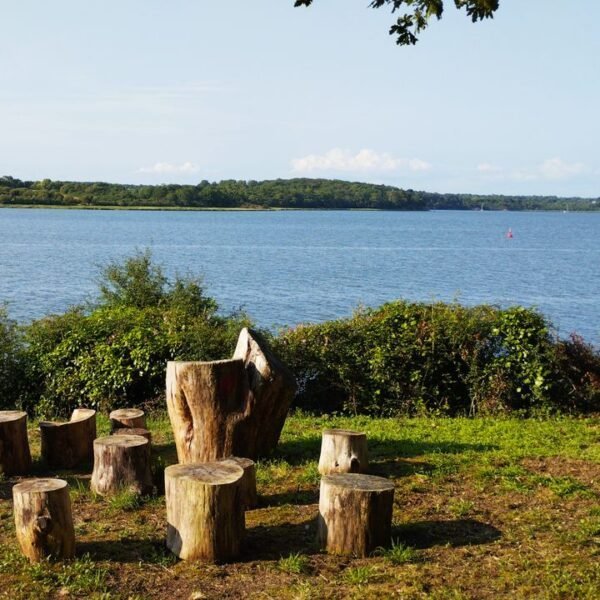 Aménagement en bois avec vue sur la mer au Camping Les Embruns à Camoëlin dans le Morbihan en Bretagne