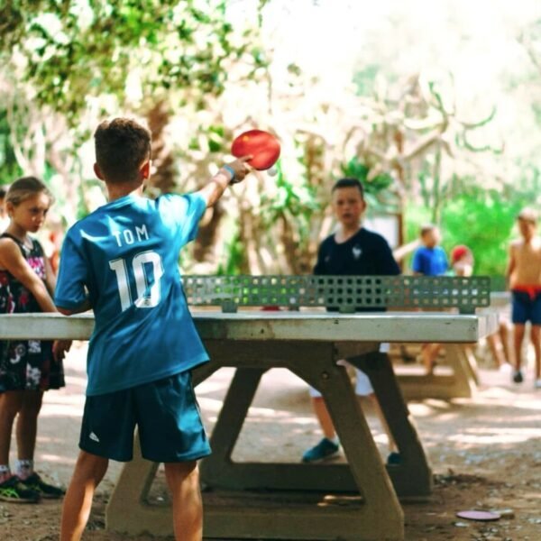 Des enfants jouent au ping pond au Camping Pertamina à Bonifacio en Corse-du-sud en Corse