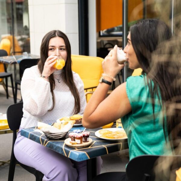 Deux amies prennnt un café en terrasse du Bar Anamorphose by Graphik Hôtel à Paris en île-de-France