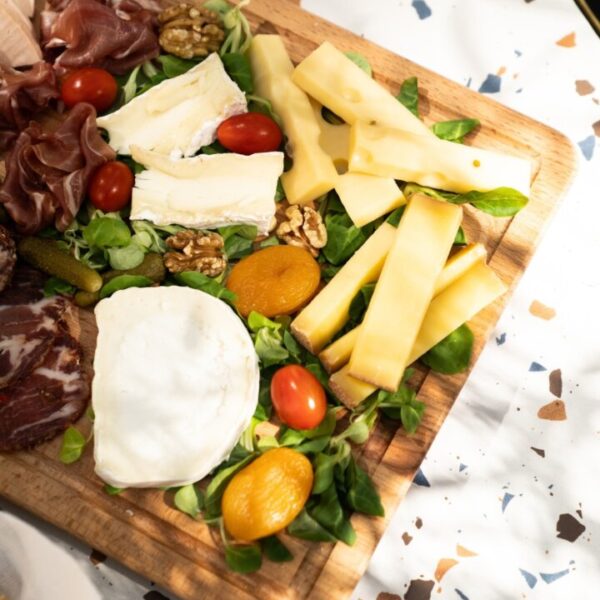 Photo prise du dessus d'un plateau de fromage et charcuterie du Bar Anamorphose by Graphik Hôtel à Paris en île-de-France