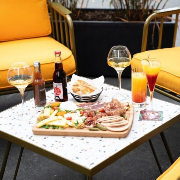 Un plateau de charcuterie et fromages et des verres de vin, bières, cocktails au Bar Anamorphose by Graphik Hôtel à Paris en île-de-France