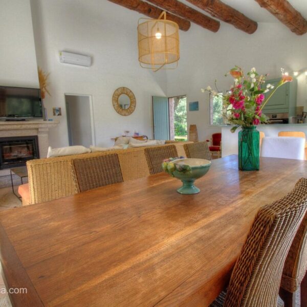 Grande table de salle à manger dans La Villa Gioia par Villas du Sud en Corse-du-Sud en Corse à Araggio