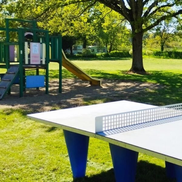 La table de ping-pong, l'aire de jeu et l'espace vert du Camping Les Embruns à Camoëlin dans le Morbihan en Bretagne