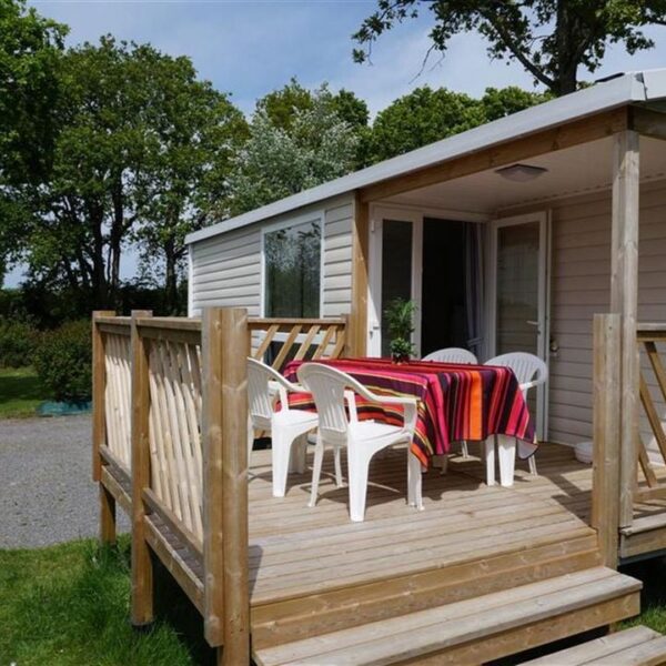 Terrasse aevc salon de jardin d'une mobil-home au Camping Les Embruns à Camoëlin dans le Morbihan en Bretagne