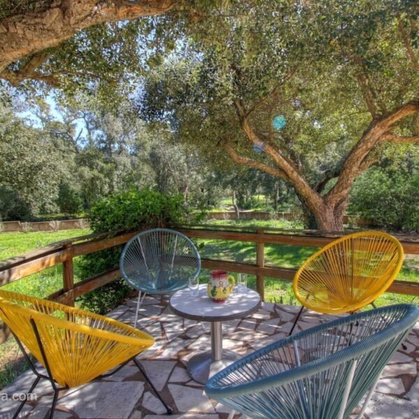 Terrasse donnant sur le jardin de La Villa Gioia par Villas du Sud en Corse-du-Sud en Corse à Araggio