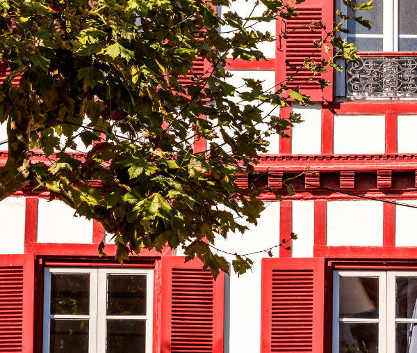 Façade d'une auberge à Peyruis dans les Alpes-de-Haute-Provence en Provence-Alpes-Côte d'Azur.