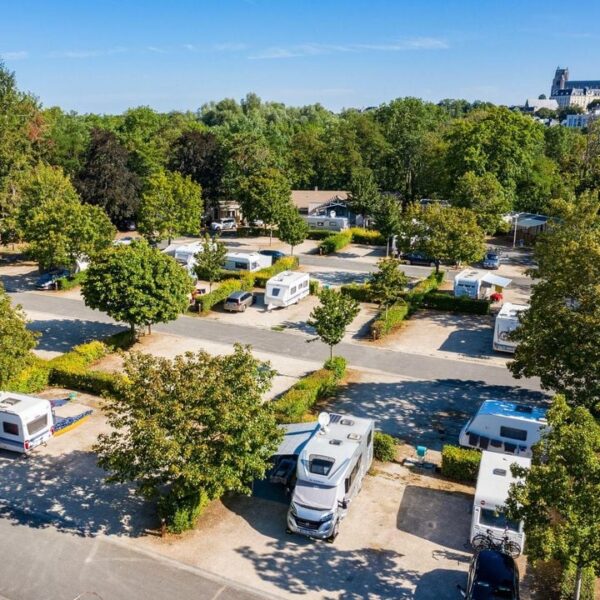 emplacements de camping ensoleillés au camping de Bourges