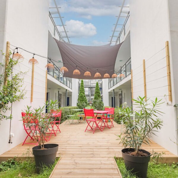 La terrasse extérieure avec une pergola de l'Appart'City Confort Pau *** à Pau dans les Pyrénées-Atlantiques en Occitanie