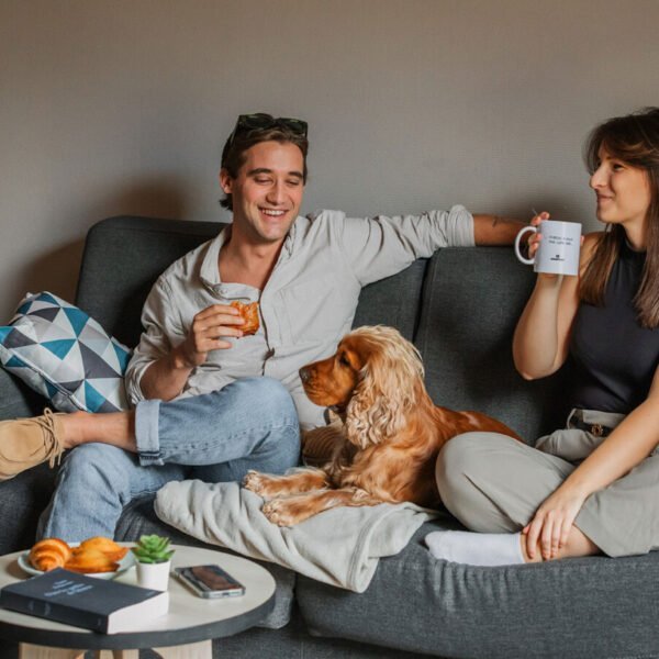 Couple avec un chien dans un appartement de l'Appart'City Confort Lyon Cité Internationale dans le Rhône en Auvergne Rhône Alpes