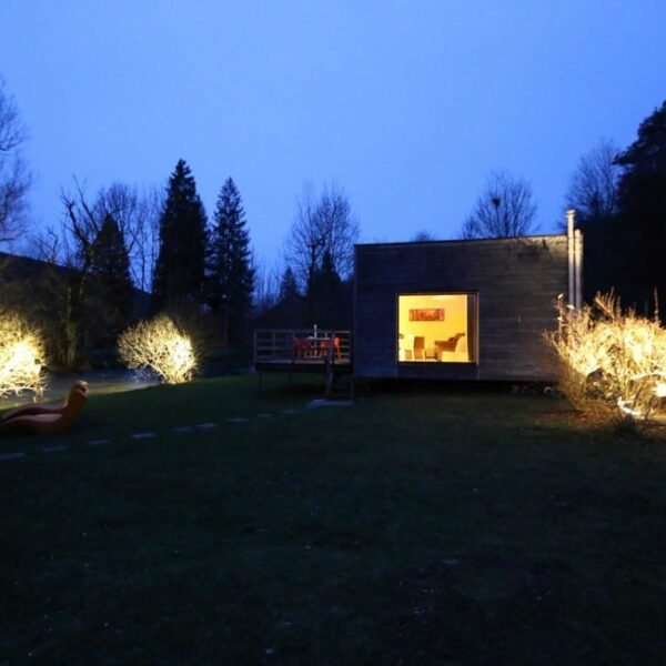 Vue de nuit du cube et de ses extérieurs joliment éclairée du Gîte insolite du Domaine Pont Roche en Côte d'or en Bourgogne-Franche-Comté à Frénois